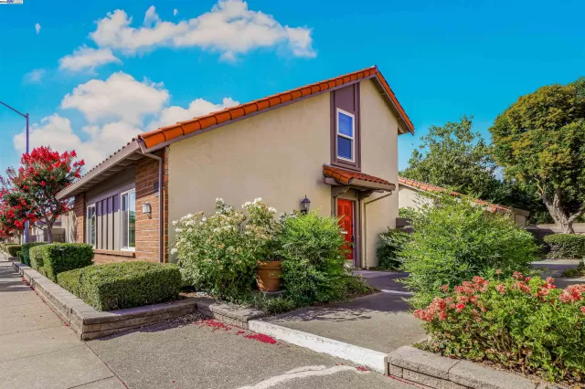 MLS: 41068974 Condo For Sale