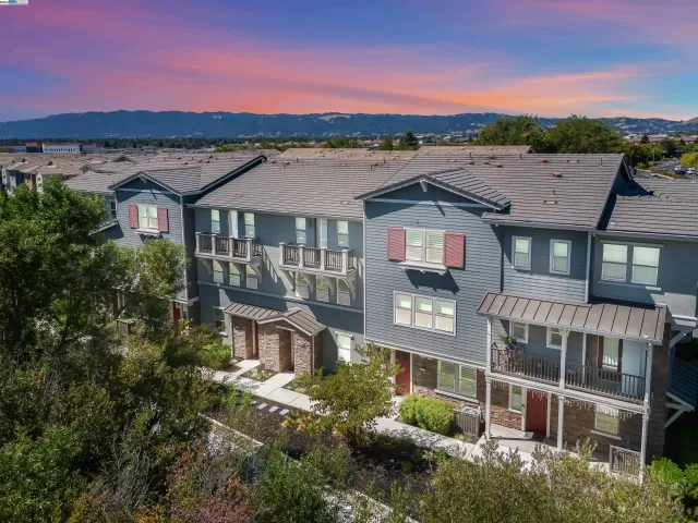 MLS: 41072592 Condo For Sale