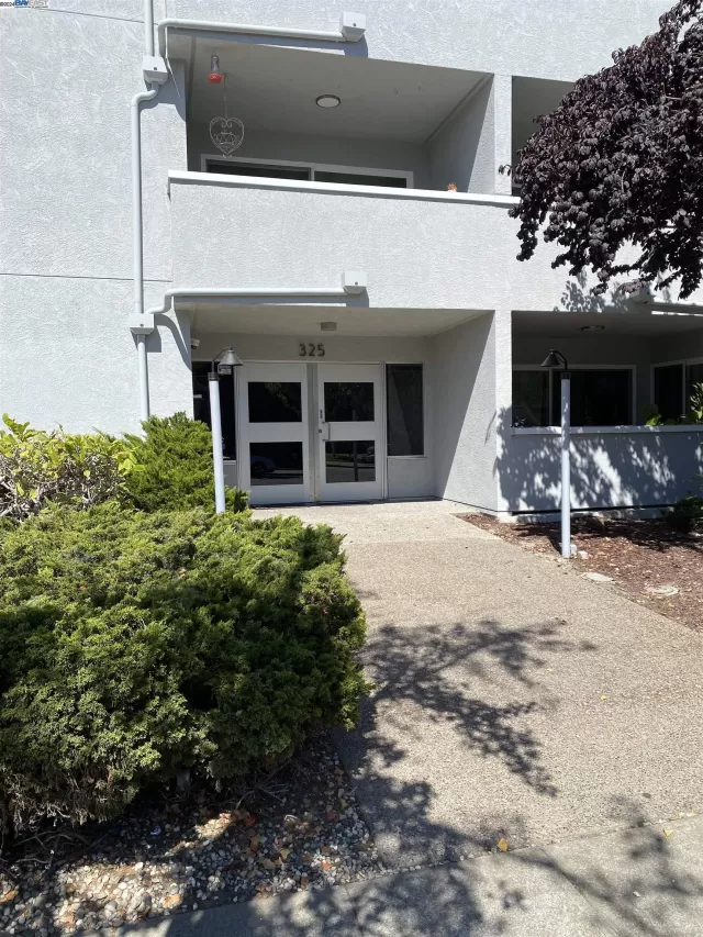 MLS: 41072596 Condo For Sale