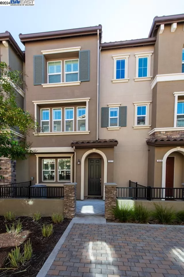 MLS: 41074137 Condo For Sale