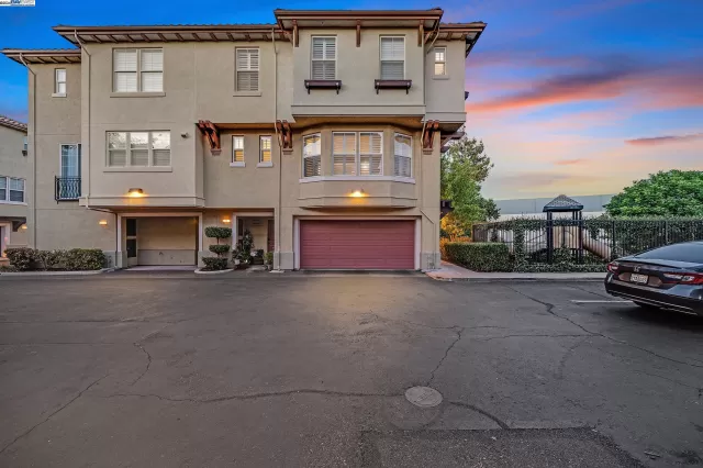 MLS: 41074388 Condo For Sale