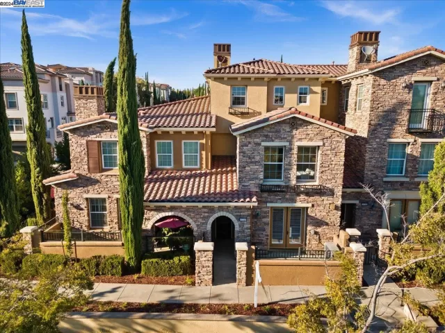 MLS: 41074534 Condo For Sale