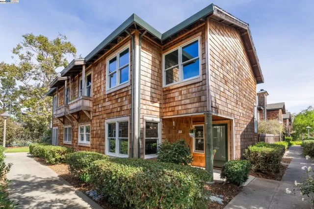 MLS: 41076135 Condo For Sale