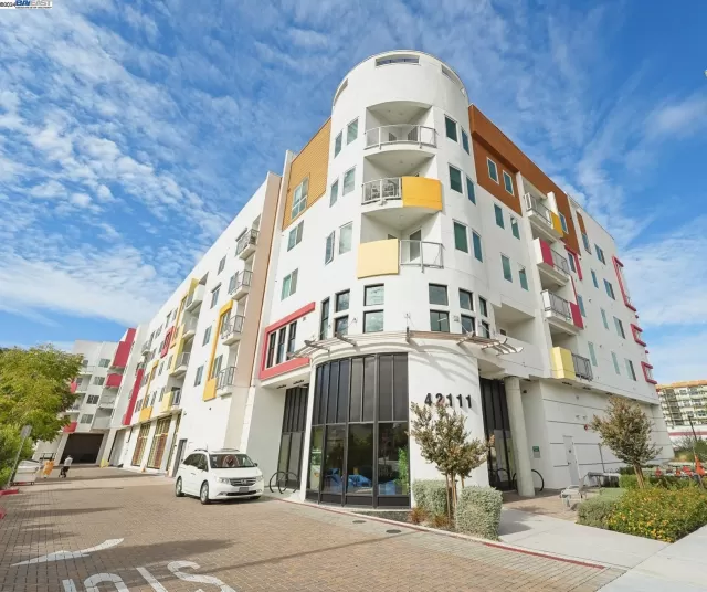 MLS: 41077223 Condo For Sale