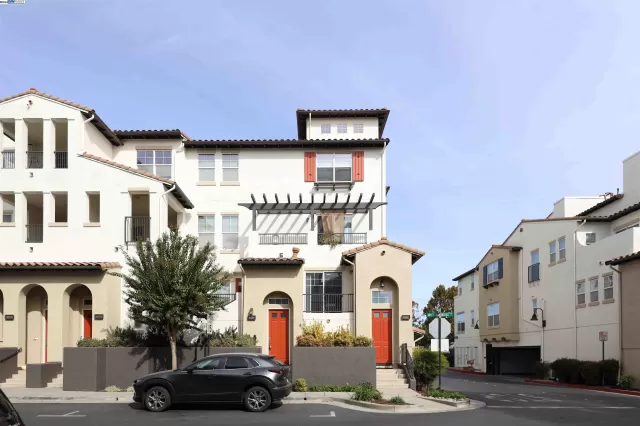 MLS: 41077547 Condo For Sale