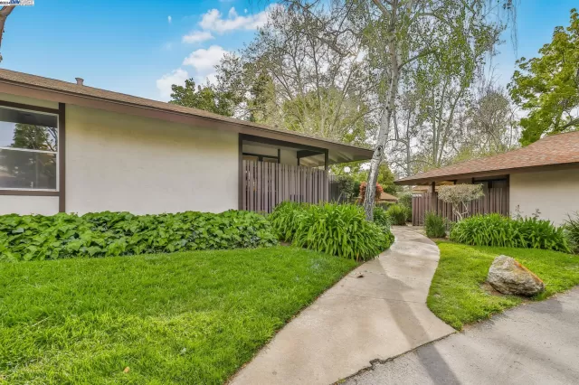 MLS: 41077673 Condo For Sale