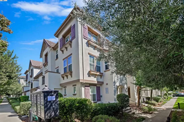 MLS: 41078294 Condo For Sale