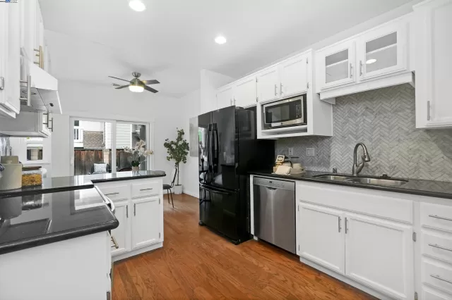 MLS: 41088363 Condo For Sale