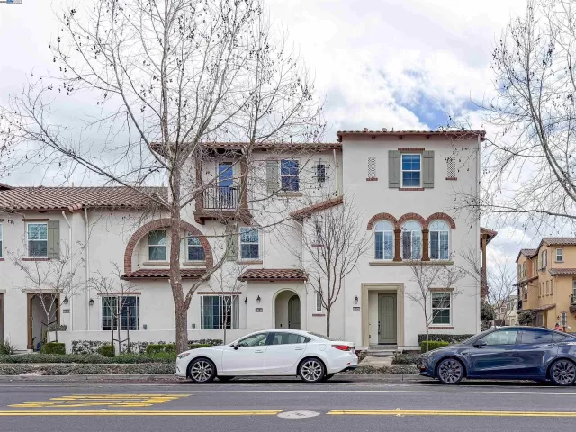 MLS: 41089499 Condo For Sale