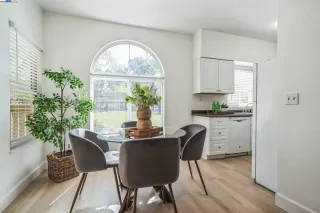 Photo #5: 41090101 Listing