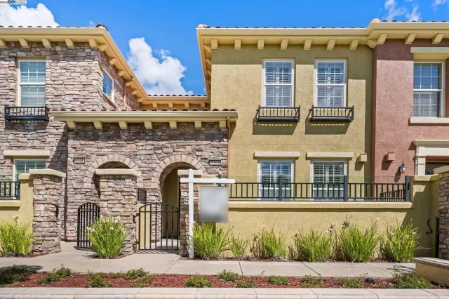 MLS: 41091591 Condo For Sale