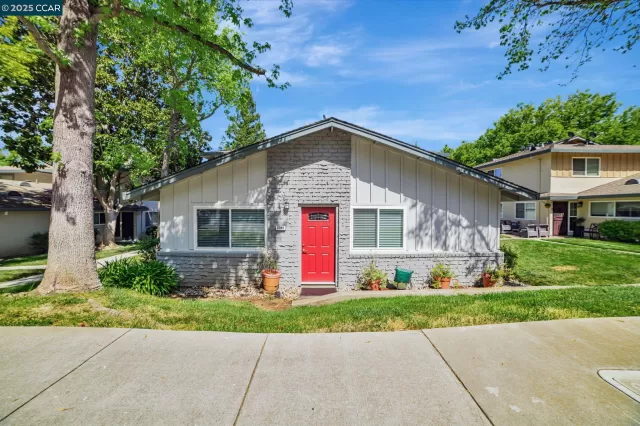 MLS: 41094322 Condo For Sale