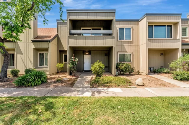 MLS: 41094628 Condo For Sale