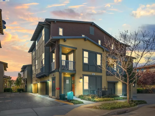 MLS: 41096648 Condo For Sale