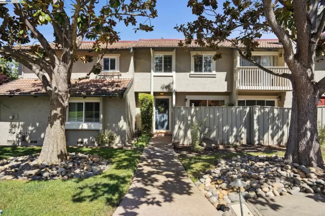 MLS: 41097093 Condo For Sale