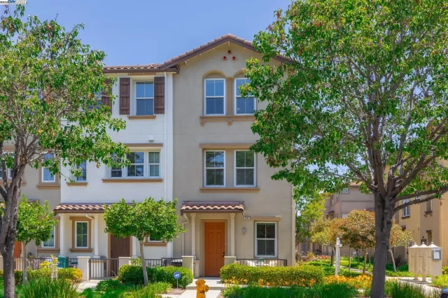 MLS: 41098343 Condo For Sale