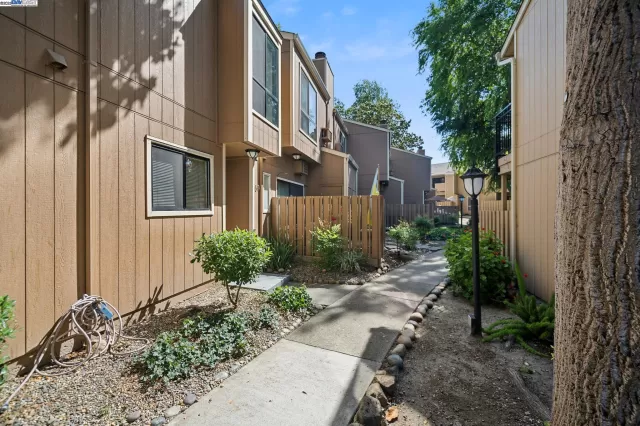 MLS: 41098538 Condo For Sale