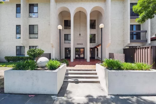 MLS: 41098753 Condo For Sale