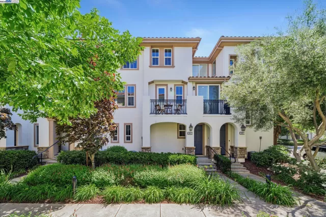 MLS: 41099275 Condo For Sale