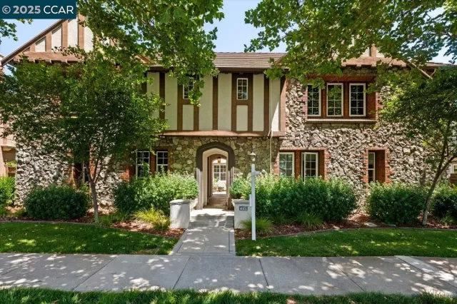 MLS: 41099711 Condo For Sale