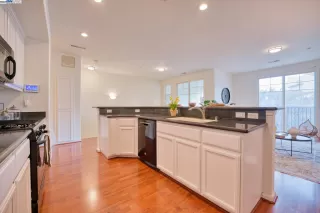 Photo #5: 41100584 Listing