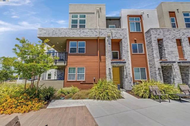 MLS: 41101184 Condo For Sale