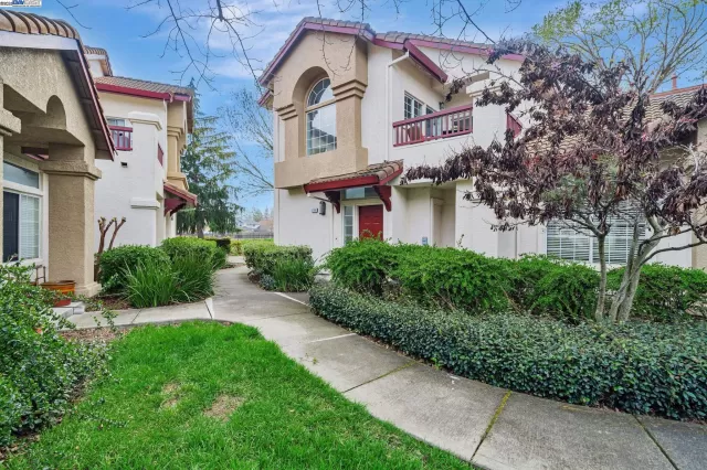 MLS: 41101314 Condo For Sale