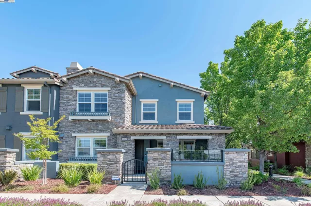 MLS: 41101604 Condo For Sale