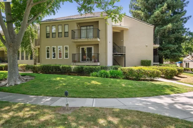 MLS: 41101849 Condo For Sale