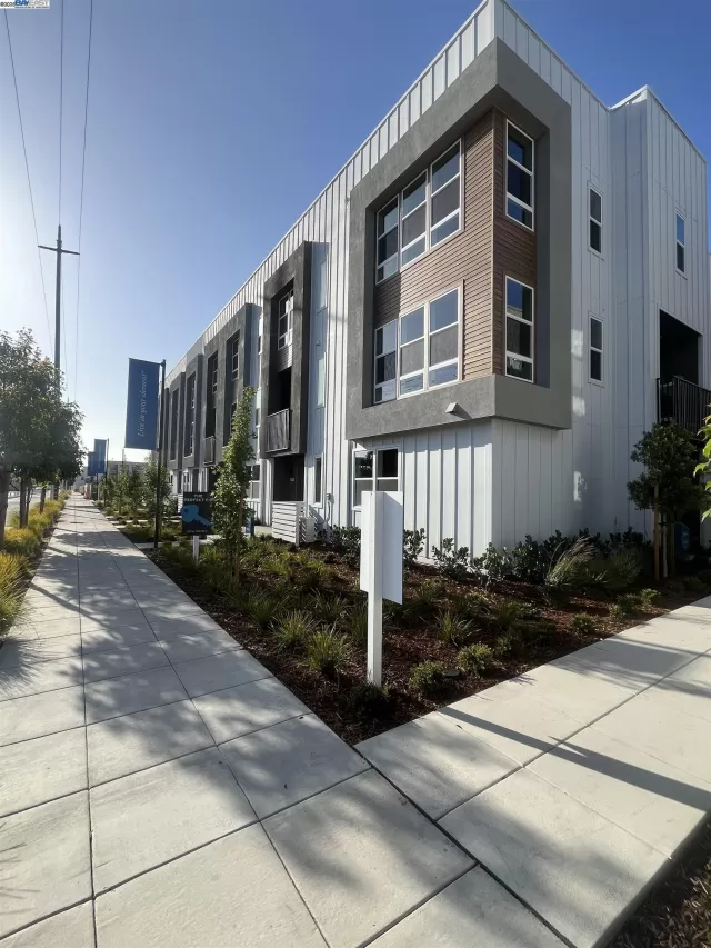 MLS: 41102061 Condo For Sale