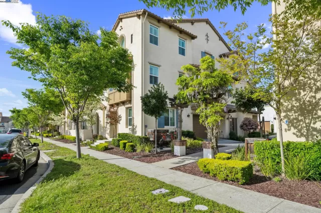 MLS: 41103268 Condo For Sale