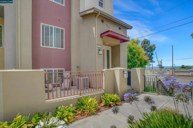 MLS: 41106363 Condo For Sale