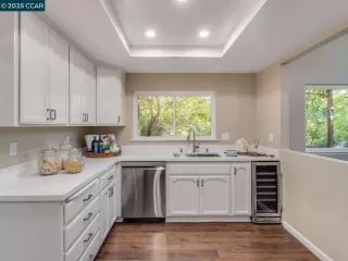 Photo #6: 41107000 Listing