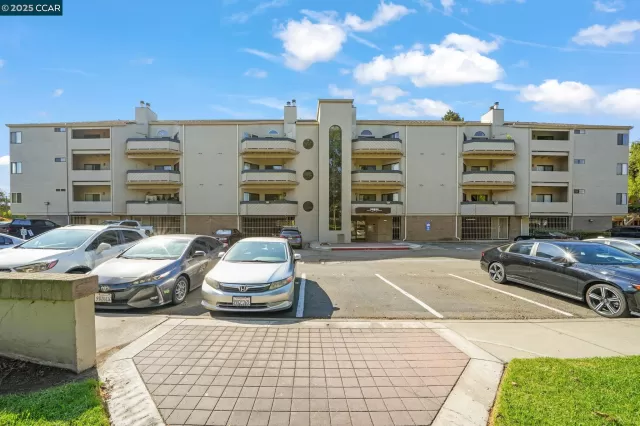 MLS: 41107496 Condo For Sale