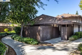 More Details about MLS # 41110966 : 5470 ROUNDTREE DR # F