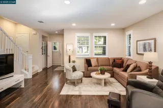 Photo #6: 41111603 Listing