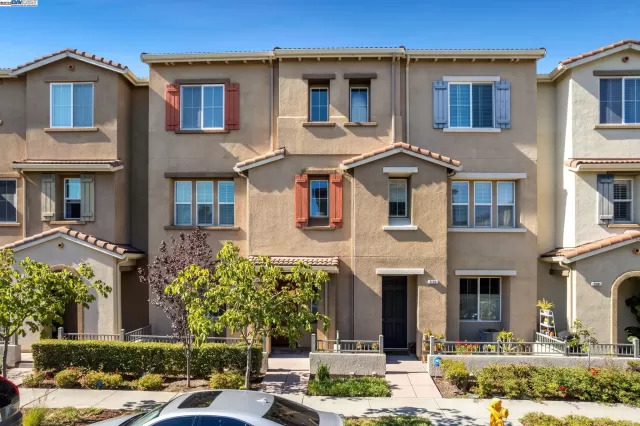 MLS: 41111704 Condo For Sale