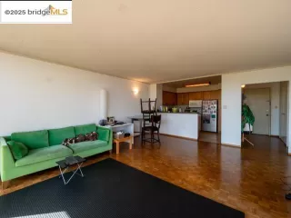 Photo #5: 41112700 Listing