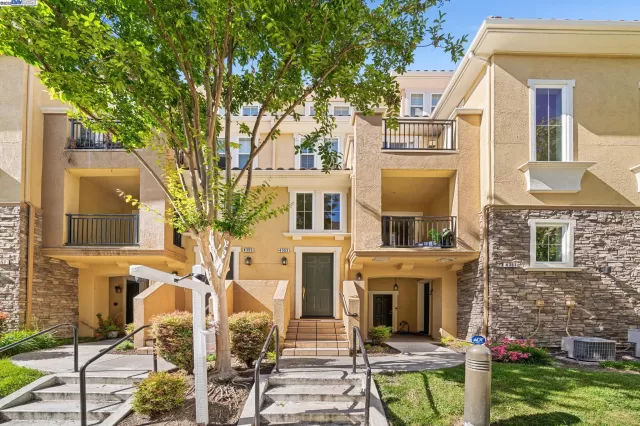 MLS: 41113318 Condo For Sale