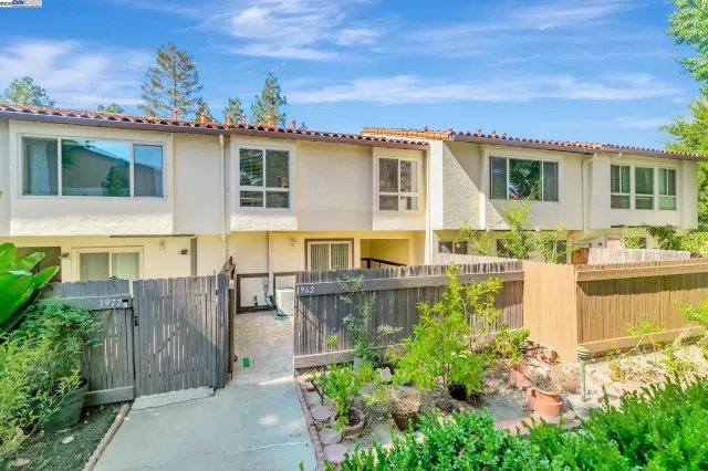 MLS: 41113492 Condo For Sale