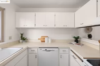 Photo #5: 41115908 Listing