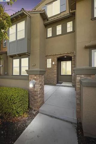 Browse active condo listings in WINDEMERE