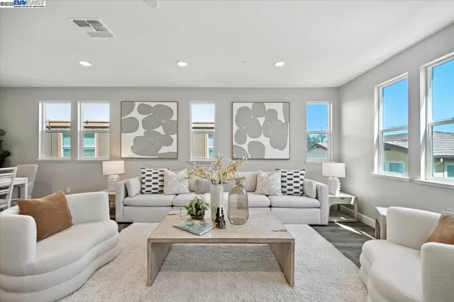 MLS: 41118516 Condo For Sale