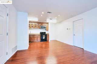 Photo #5: 41118616 Listing