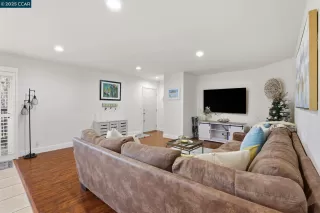 Photo #5: 41119098 Listing