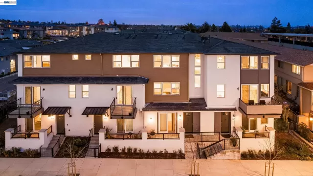 MLS: 41125992 Condo For Sale