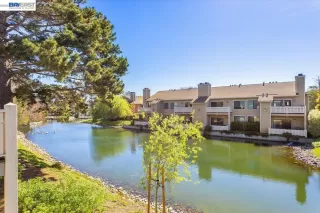 Browse active condo listings in THE SHORES AT MARINA BAY