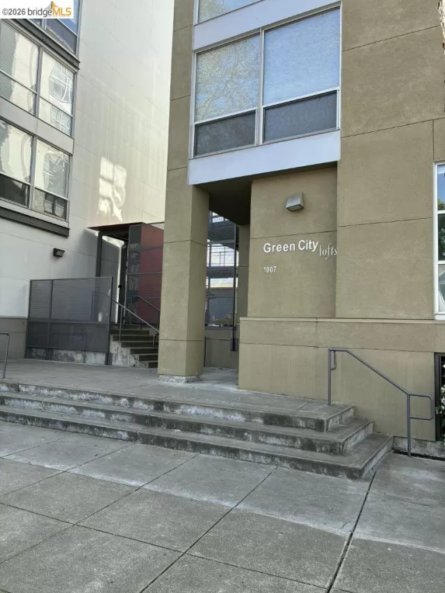 MLS: 41128348 Condo For Sale