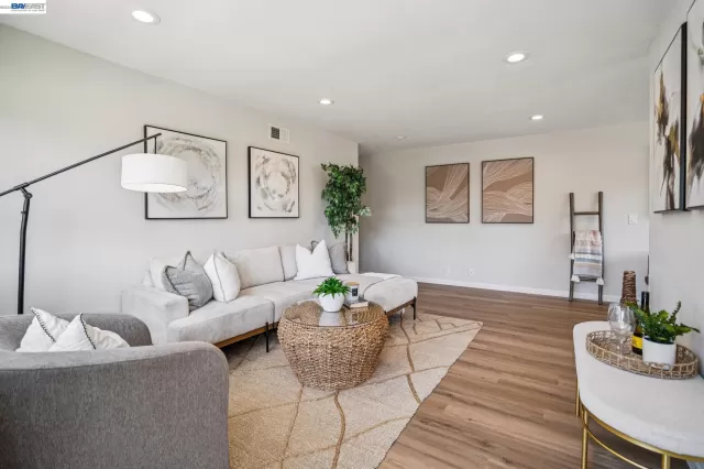 MLS: 41133294 Condo For Sale