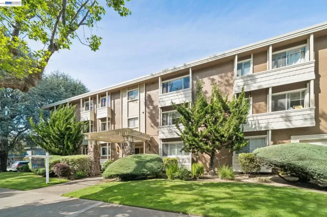 MLS: 41133348 Condo For Sale